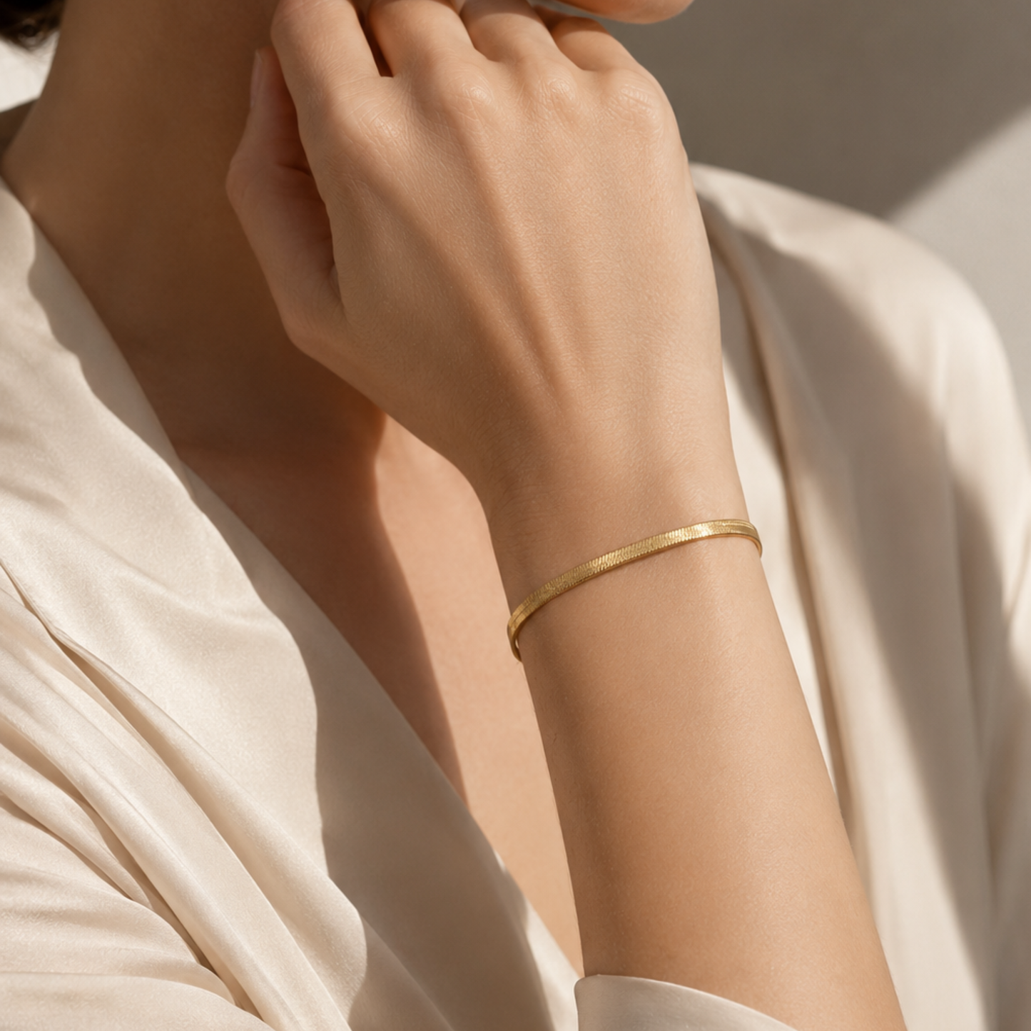 Ein zeitloses, elegantes Goldarmband mit feiner, glänzender Struktur. The Classic Bracelet liegt angenehm am Handgelenk und verleiht jedem Look eine dezente, hochwertige Note – perfekt für jeden Tag und für besondere Momente.
Das Armband ist wasserfest, langlebig und ideal für den Alltag. Es kann minimalistisch alleine getragen oder edel mit weiteren Armbändern kombiniert werden.