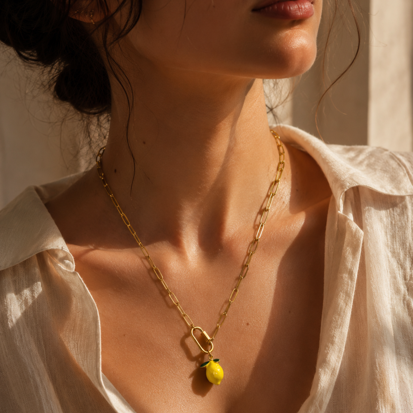 The Charm Bar – Hochwertiger, personalisierbarer Schmuck aus 18K PVD vergoldetem 316L Edelstahl. Wasserfeste Halsketten, Charms und Armbänder für einzigartige Kombinationen – jeder Charm erzählt deine Geschichte. Zitronen Charm. Lemon Charm. Summer Charms.