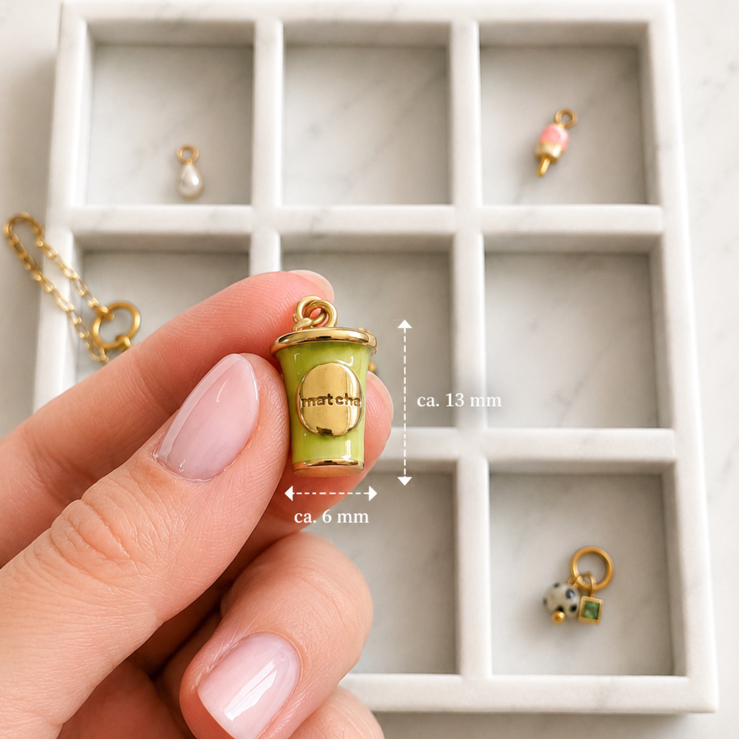 The Charm Bar – Hochwertiger, personalisierbarer Schmuck aus 18K PVD vergoldetem 316L Edelstahl. Wasserfeste Halsketten, Charms und Armbänder für einzigartige Kombinationen – jeder Charm erzählt deine Geschichte. Matcha-Charm. Pandora.
