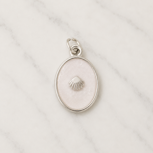 The Charm Bar – Hochwertiger, personalisierbarer Schmuck aus 18K PVD vergoldetem 316L Edelstahl. Wasserfeste Halsketten, Charms und Armbänder für einzigartige Kombinationen – jeder Charm erzählt deine Geschichte. The Seashell-Charm. Muschel-Chart. Summer Charms.