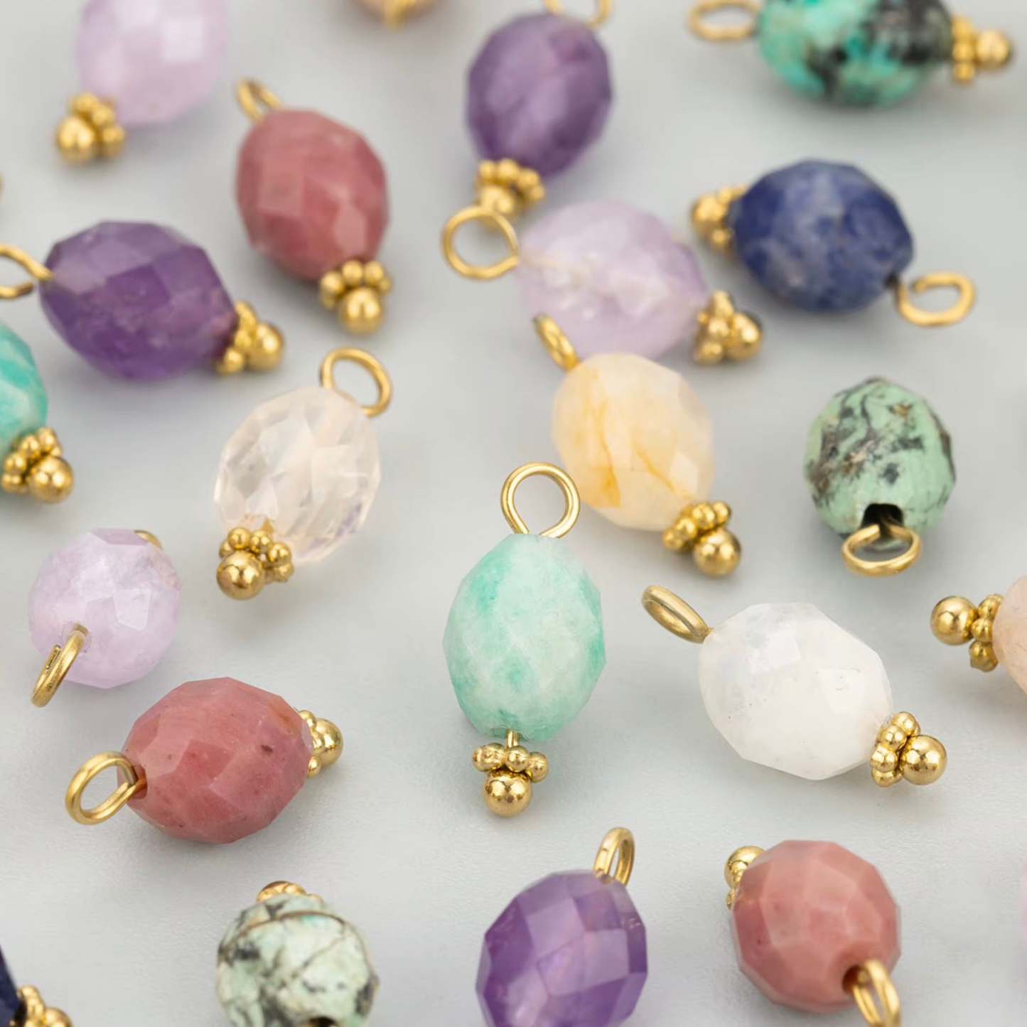 The Charm Bar – Hochwertiger, personalisierbarer Schmuck aus 18K PVD vergoldetem 316L Edelstahl. Wasserfeste Halsketten, Charms und Armbänder für einzigartige Kombinationen – jeder Charm erzählt deine Geschichte. Edelstein-Charm. Echter Edelstein.