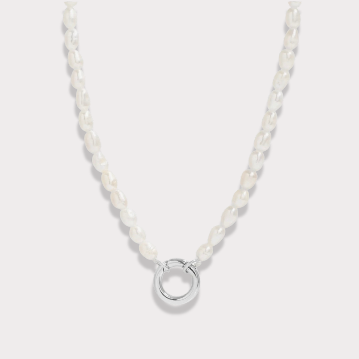 The Charm Bar – Hochwertiger, personalisierbarer Schmuck aus 18K PVD vergoldetem 316L Edelstahl. Wasserfeste Halsketten, Charms und Armbänder für einzigartige Kombinationen – jeder Charm erzählt deine Geschichte. Perlen Kette. Perlen Charms. Pearl Necklace.