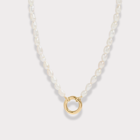 The Charm Bar – Hochwertiger, personalisierbarer Schmuck aus 18K PVD vergoldetem 316L Edelstahl. Wasserfeste Halsketten, Charms und Armbänder für einzigartige Kombinationen – jeder Charm erzählt deine Geschichte. Perlen Kette. Perlen Charms. Pearl Necklace.