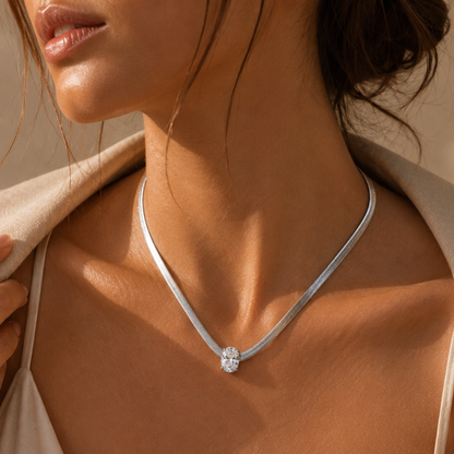 The Charm Bar – Hochwertiger, personalisierbarer Schmuck aus 18K PVD vergoldetem 316L Edelstahl. Wasserfeste Halsketten, Charms und Armbänder für einzigartige Kombinationen – jeder Charm erzählt deine Geschichte.