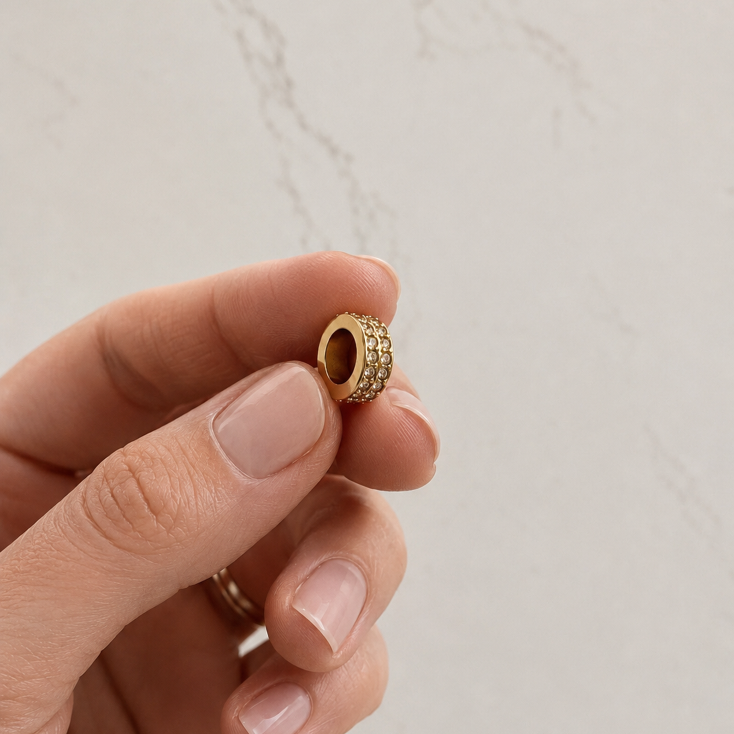 The Charm Bar – Hochwertiger, personalisierbarer Schmuck aus 18K PVD vergoldetem 316L Edelstahl. Wasserfeste Halsketten, Charms und Armbänder für einzigartige Kombinationen – jeder Charm erzählt deine Geschichte.Charms. Sparer Charms. Zwischenperlen.