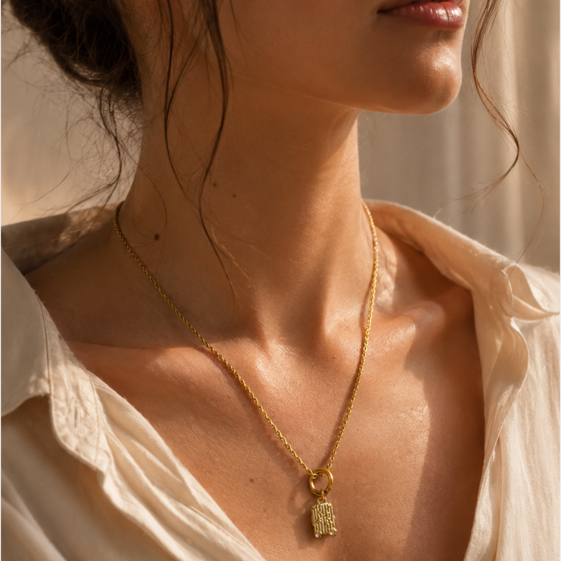 The Charm Bar – Hochwertiger, personalisierbarer Schmuck aus 18K PVD vergoldetem 316L Edelstahl. Wasserfeste Halsketten, Charms und Armbänder für einzigartige Kombinationen – jeder Charm erzählt deine Geschichte. Koffer Charm. Reisen Charm. Travel Charm.