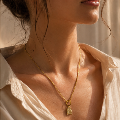 The Charm Bar – Hochwertiger, personalisierbarer Schmuck aus 18K PVD vergoldetem 316L Edelstahl. Wasserfeste Halsketten, Charms und Armbänder für einzigartige Kombinationen – jeder Charm erzählt deine Geschichte. Koffer Charm. Reisen Charm. Travel Charm.