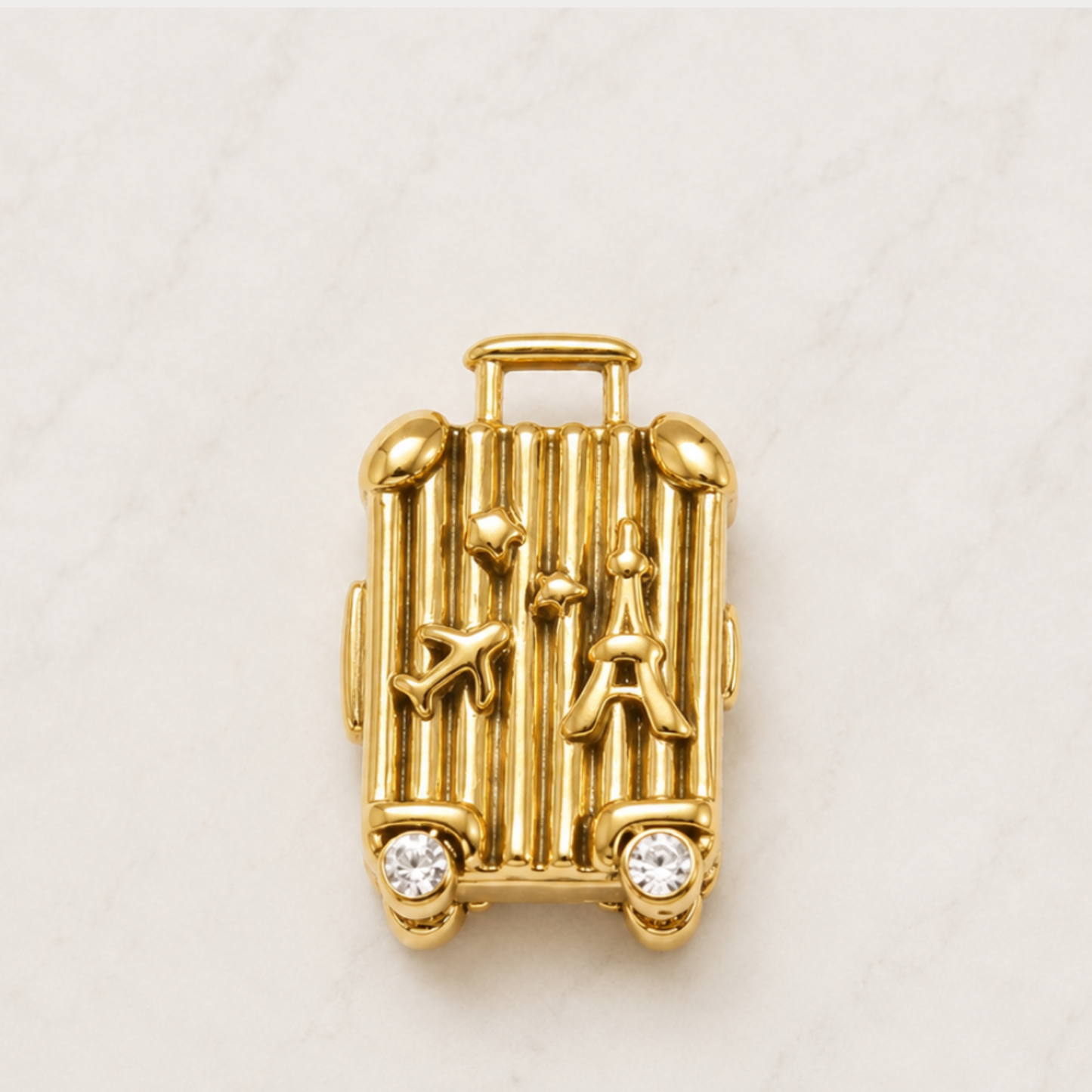 The Charm Bar – Hochwertiger, personalisierbarer Schmuck aus 18K PVD vergoldetem 316L Edelstahl. Wasserfeste Halsketten, Charms und Armbänder für einzigartige Kombinationen – jeder Charm erzählt deine Geschichte. Koffer Charm. Reisen Charm. Travel Charm.