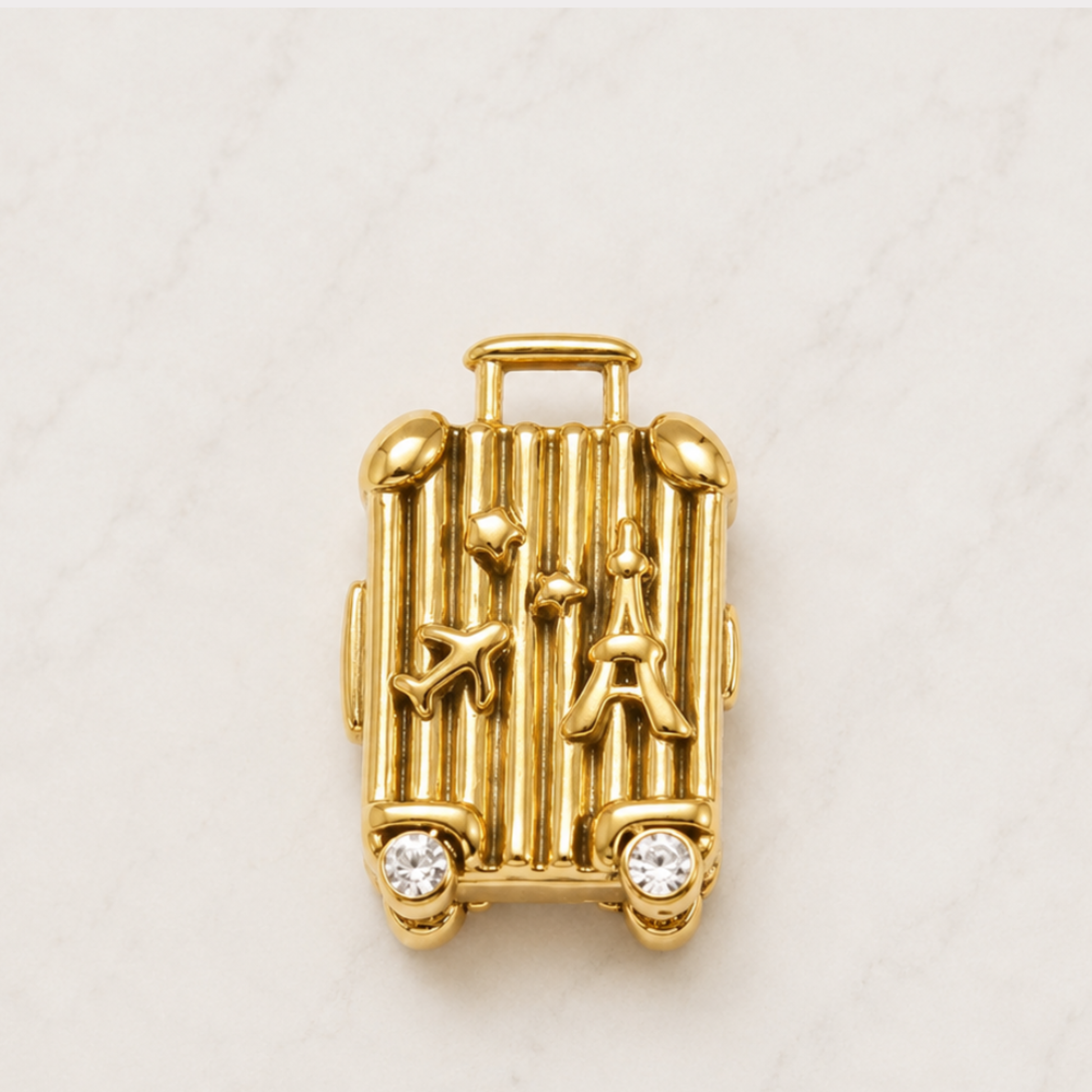 The Charm Bar – Hochwertiger, personalisierbarer Schmuck aus 18K PVD vergoldetem 316L Edelstahl. Wasserfeste Halsketten, Charms und Armbänder für einzigartige Kombinationen – jeder Charm erzählt deine Geschichte. Koffer Charm. Reisen Charm. Travel Charm.