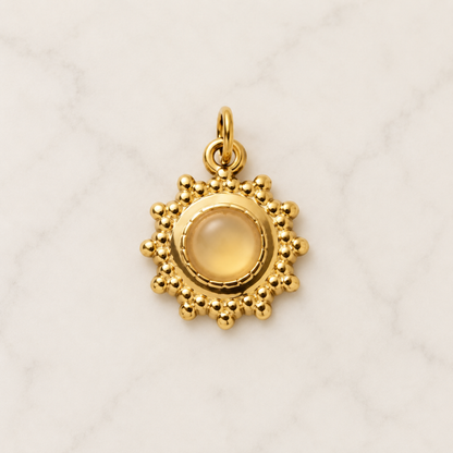 The Charm Bar – Hochwertiger, personalisierbarer Schmuck aus 18K PVD vergoldetem 316L Edelstahl. Wasserfeste Halsketten, Charms und Armbänder für einzigartige Kombinationen – jeder Charm erzählt deine Geschichte. Sonnen-Charm. Pandora. Soleil.