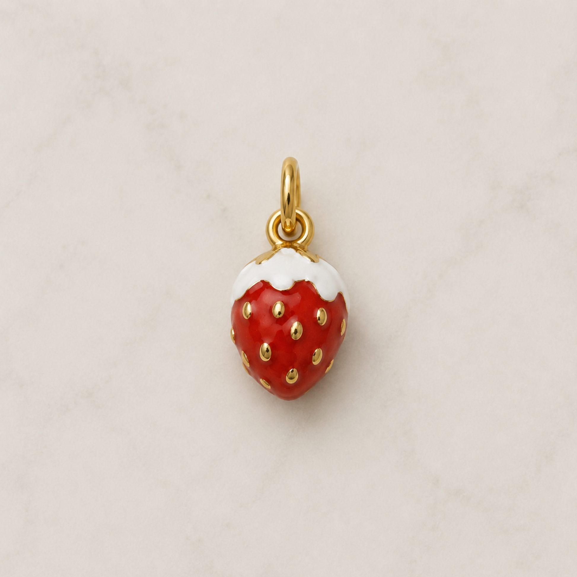 The Charm Bar – Hochwertiger, personalisierbarer Schmuck aus 18K PVD vergoldetem 316L Edelstahl. Wasserfeste Halsketten, Charms und Armbänder für einzigartige Kombinationen – jeder Charm erzählt deine Geschichte. Erdbeer-Charm. Pandora. Strawwberry Charm.