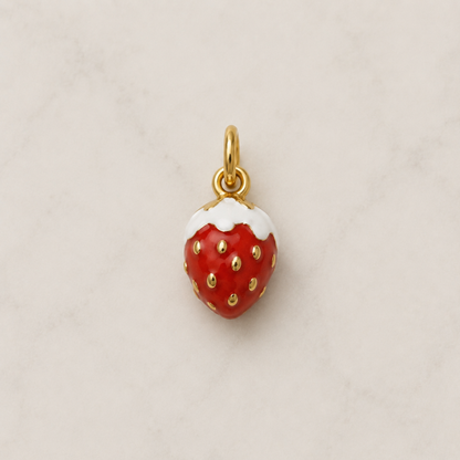 The Charm Bar – Hochwertiger, personalisierbarer Schmuck aus 18K PVD vergoldetem 316L Edelstahl. Wasserfeste Halsketten, Charms und Armbänder für einzigartige Kombinationen – jeder Charm erzählt deine Geschichte. Erdbeer-Charm. Pandora. Strawwberry Charm.
