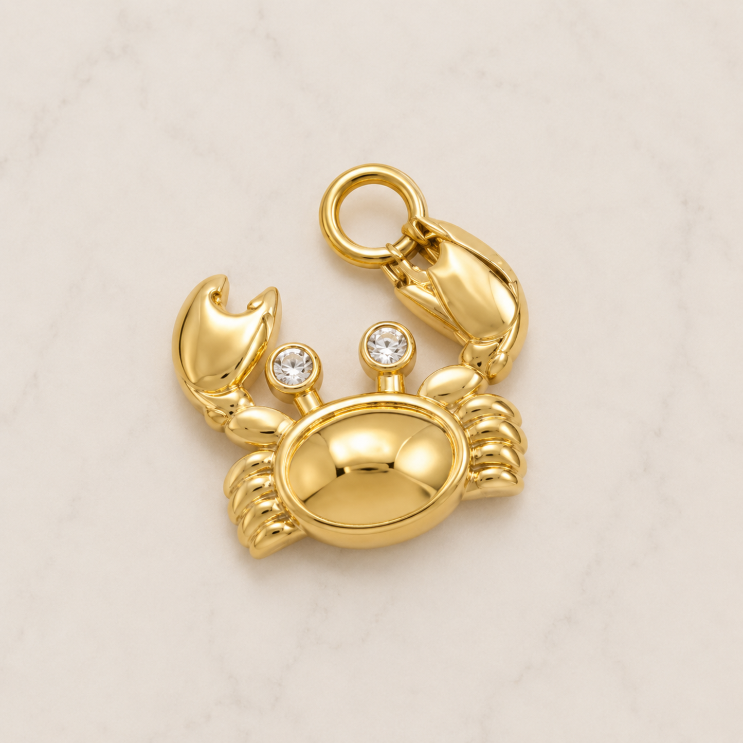 The Charm Bar – Hochwertiger, personalisierbarer Schmuck aus 18K PVD vergoldetem 316L Edelstahl. Wasserfeste Halsketten, Charms und Armbänder für einzigartige Kombinationen – jeder Charm erzählt deine Geschichte. The Crab Charm. Krebs Charms. Summer Charms. 
