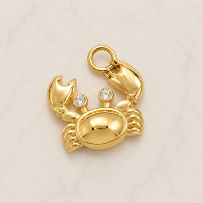 The Charm Bar – Hochwertiger, personalisierbarer Schmuck aus 18K PVD vergoldetem 316L Edelstahl. Wasserfeste Halsketten, Charms und Armbänder für einzigartige Kombinationen – jeder Charm erzählt deine Geschichte. The Crab Charm. Krebs Charms. Summer Charms. 