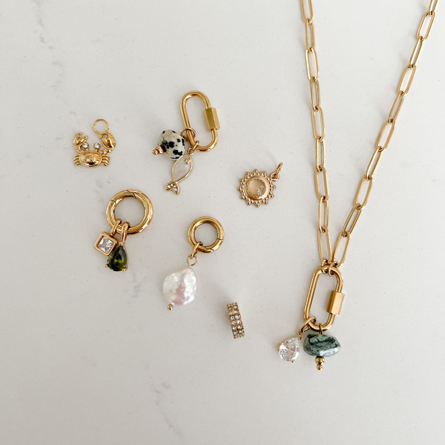 The Charm Bar – Hochwertiger, personalisierbarer Schmuck aus 18K PVD vergoldetem 316L Edelstahl. Wasserfeste Halsketten, Charms und Armbänder für einzigartige Kombinationen – jeder Charm erzählt deine Geschichte.