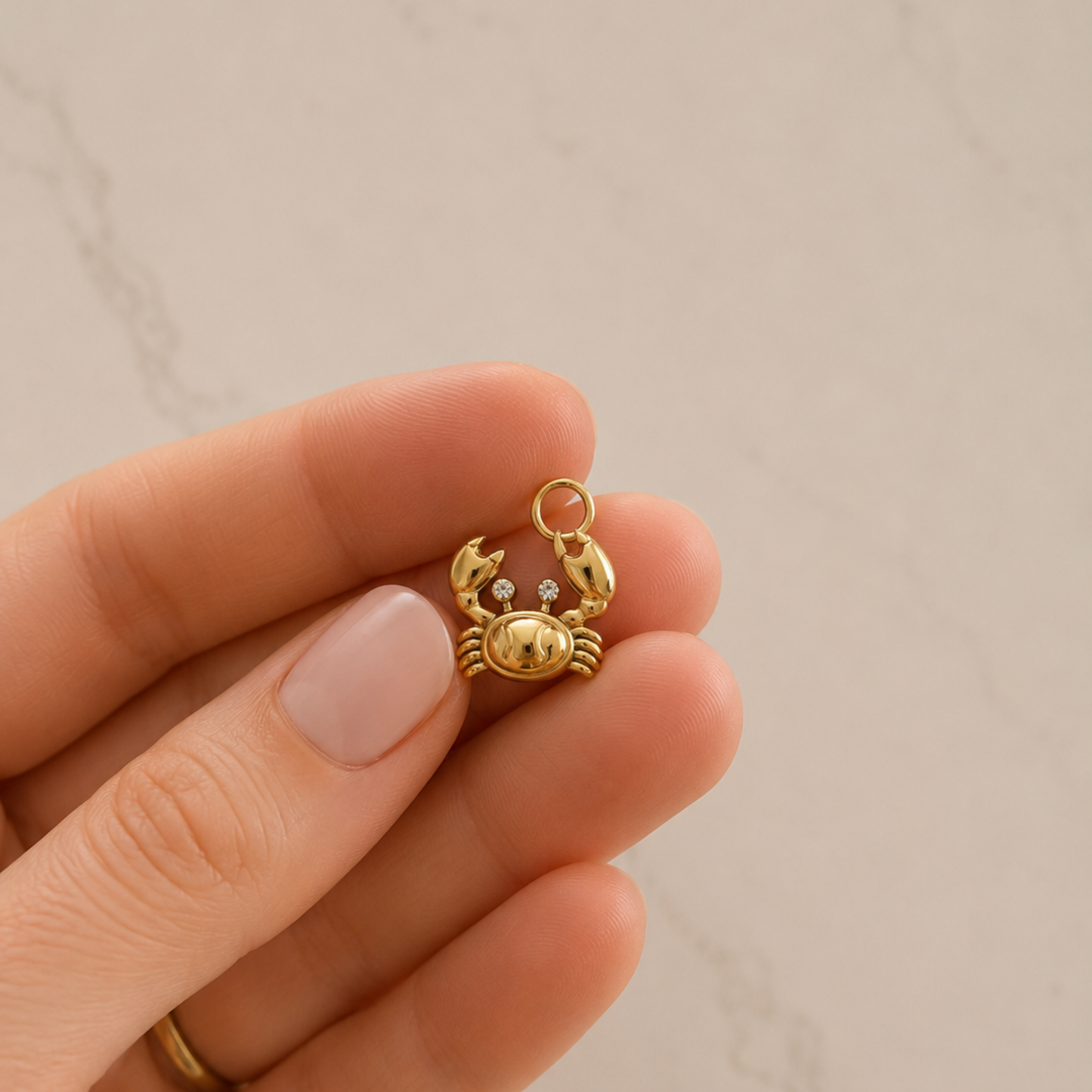 The Charm Bar – Hochwertiger, personalisierbarer Schmuck aus 18K PVD vergoldetem 316L Edelstahl. Wasserfeste Halsketten, Charms und Armbänder für einzigartige Kombinationen – jeder Charm erzählt deine Geschichte. The Crab Charm. Krebs Charms. Summer Charms. 