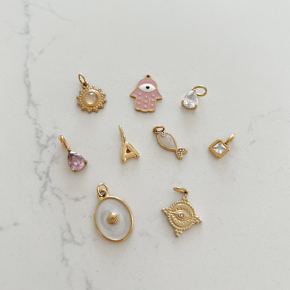 The Charm Bar – Hochwertiger, personalisierbarer Schmuck aus 18K PVD vergoldetem 316L Edelstahl. Wasserfeste Halsketten, Charms und Armbänder für einzigartige Kombinationen – jeder Charm erzählt deine Geschichte. Fish Charm. Little Fish Charm. Summer Charms. Fisch Charm.