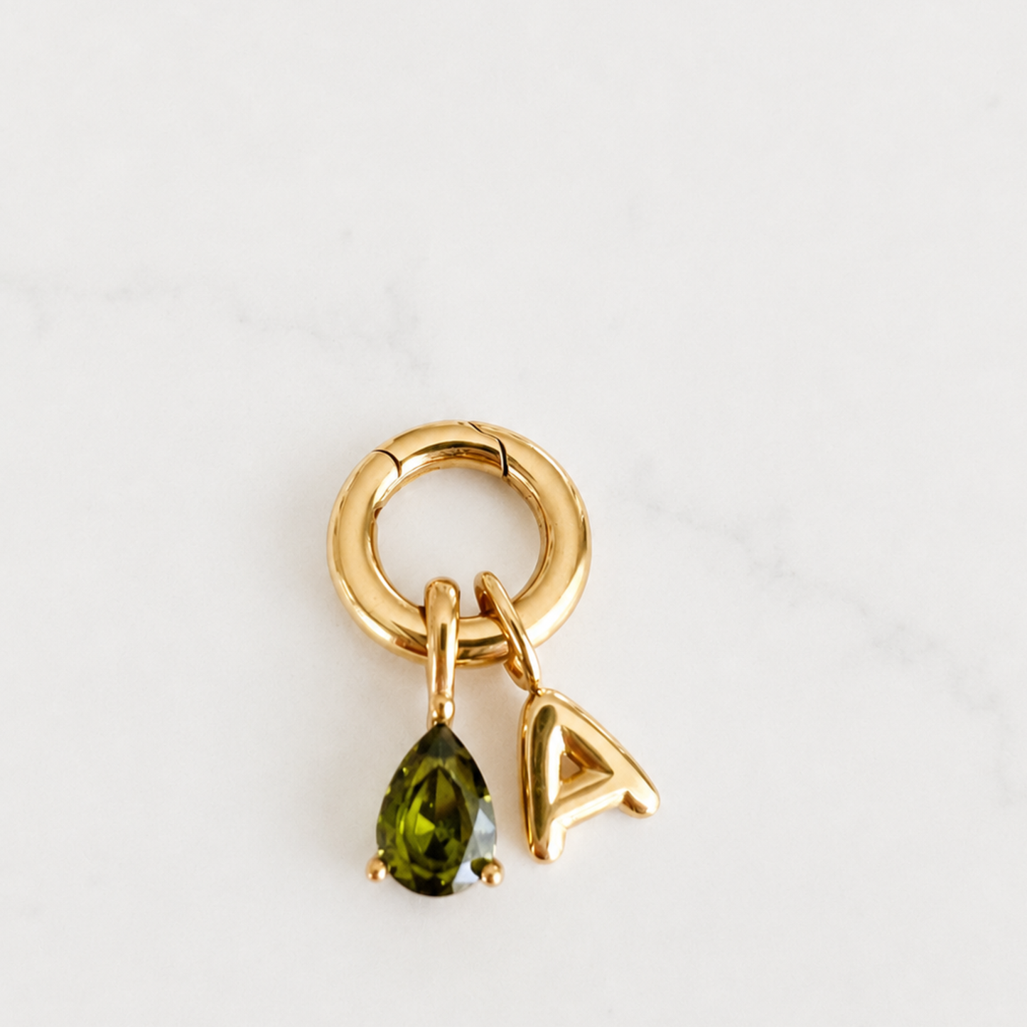 The Charm Bar – Hochwertiger, personalisierbarer Schmuck aus 18K PVD vergoldetem 316L Edelstahl. Wasserfeste Halsketten, Charms und Armbänder für einzigartige Kombinationen – jeder Charm erzählt deine Geschichte. Mini Karabiner. Karabiner Charm. 