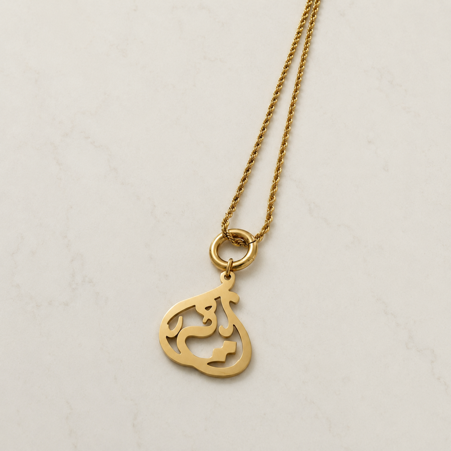 The Charm Bar – Hochwertiger, personalisierbarer Schmuck aus 18K PVD vergoldetem 316L Edelstahl. Wasserfeste Halsketten, Charms und Armbänder für einzigartige Kombinationen – jeder Charm erzählt deine Geschichte. Arabic-Charm.. Arabisch Charms. Islamic Charm.