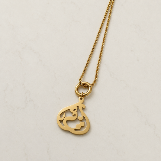 The Charm Bar – Hochwertiger, personalisierbarer Schmuck aus 18K PVD vergoldetem 316L Edelstahl. Wasserfeste Halsketten, Charms und Armbänder für einzigartige Kombinationen – jeder Charm erzählt deine Geschichte. Arabic-Charm.. Arabisch Charms. Islamic Charm.