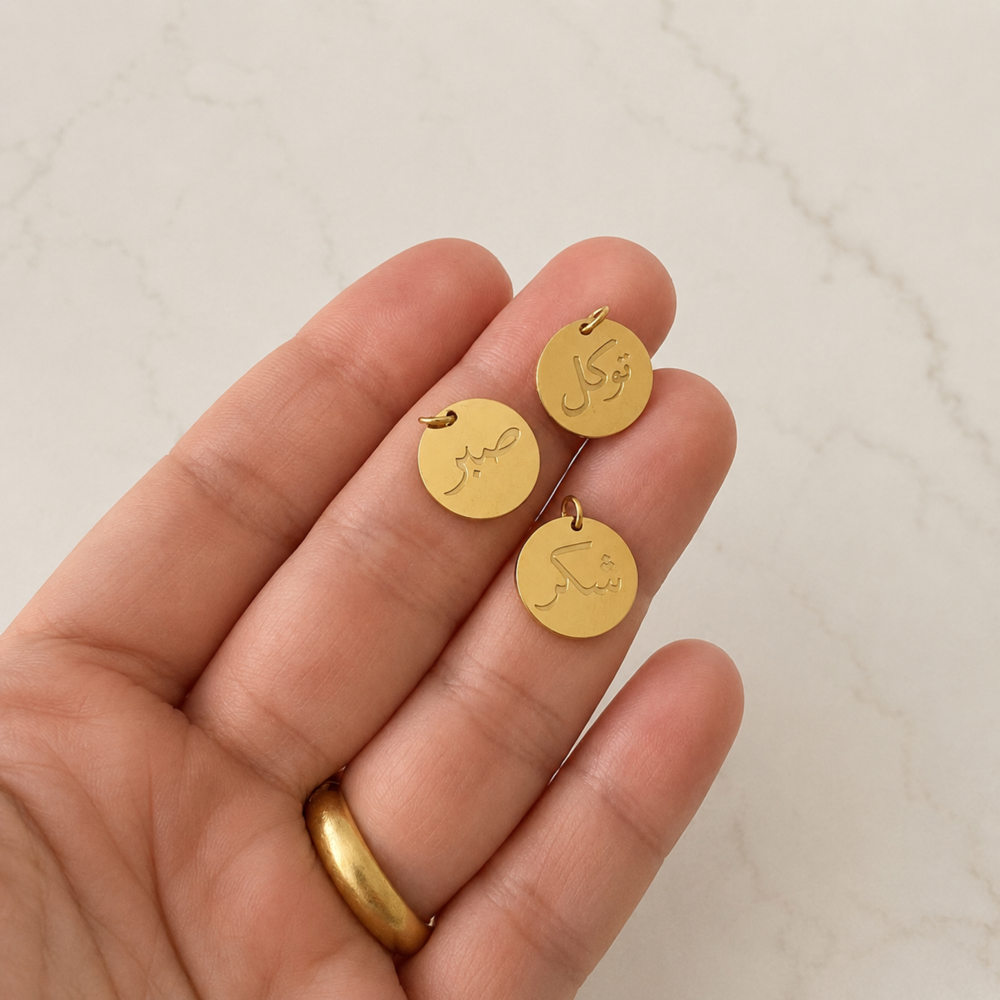 The Charm Bar – Hochwertiger, personalisierbarer Schmuck aus 18K PVD vergoldetem 316L Edelstahl. Wasserfeste Halsketten, Charms und Armbänder für einzigartige Kombinationen – jeder Charm erzählt deine Geschichte. Arabic-Charm.. Arabisch Charms. Islamic Charm.
