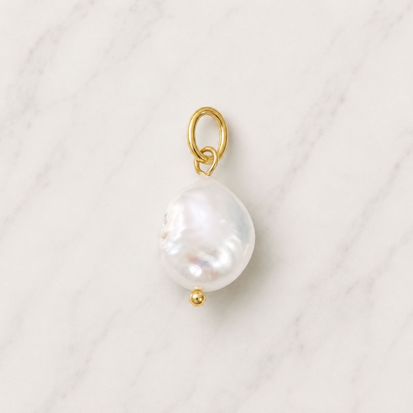 The Charm Bar – Hochwertiger, personalisierbarer Schmuck aus 18K PVD vergoldetem 316L Edelstahl. Wasserfeste Halsketten, Charms und Armbänder für einzigartige Kombinationen – jeder Charm erzählt deine Geschichte. Pearl Charm. Perlen Charm. Summer Charms.