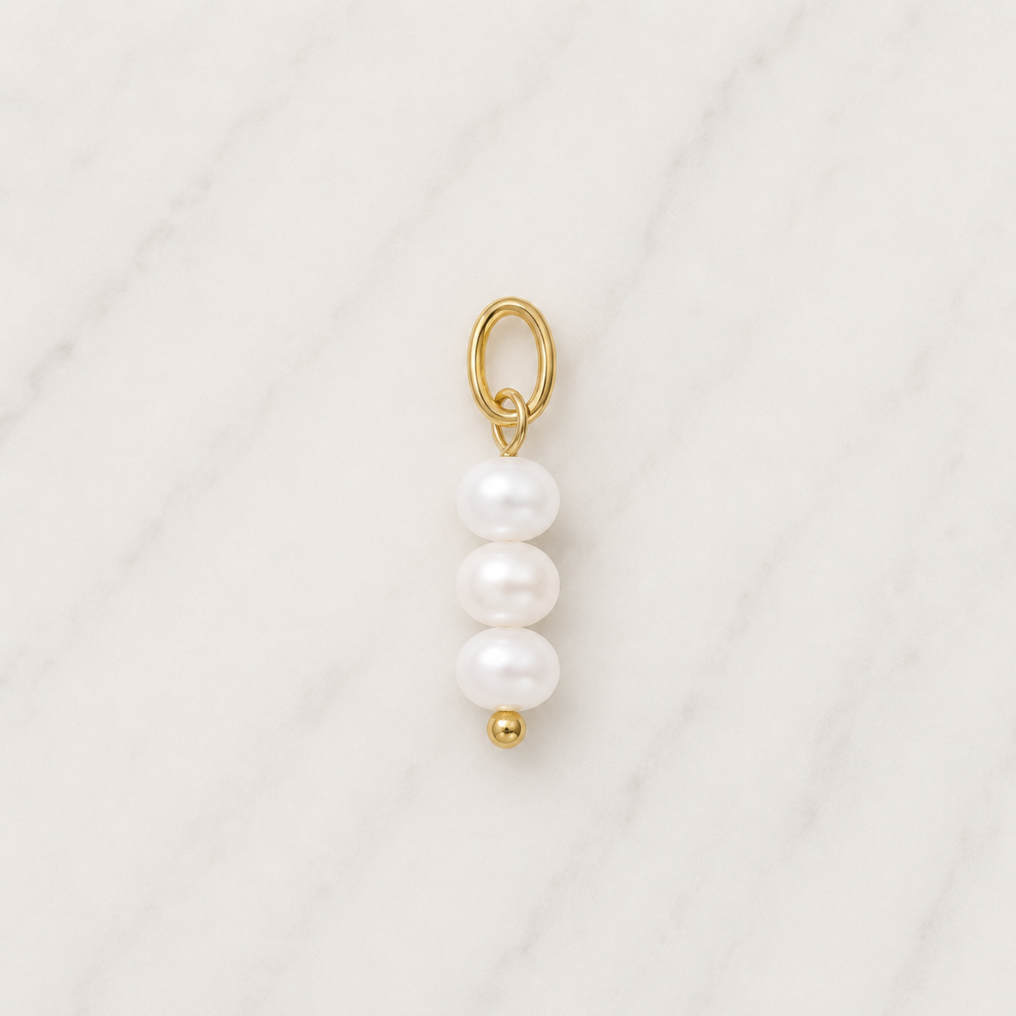 The Charm Bar – Hochwertiger, personalisierbarer Schmuck aus 18K PVD vergoldetem 316L Edelstahl. Wasserfeste Halsketten, Charms und Armbänder für einzigartige Kombinationen – jeder Charm erzählt deine Geschichte. Pearl Charm. Perlen Charm. Summer Charms.