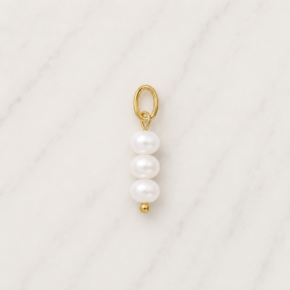 The Charm Bar – Hochwertiger, personalisierbarer Schmuck aus 18K PVD vergoldetem 316L Edelstahl. Wasserfeste Halsketten, Charms und Armbänder für einzigartige Kombinationen – jeder Charm erzählt deine Geschichte. Pearl Charm. Perlen Charm. Summer Charms.