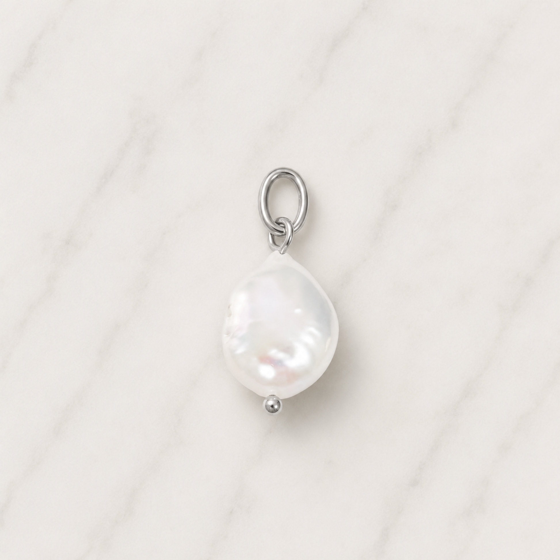 The Charm Bar – Hochwertiger, personalisierbarer Schmuck aus 18K PVD vergoldetem 316L Edelstahl. Wasserfeste Halsketten, Charms und Armbänder für einzigartige Kombinationen – jeder Charm erzählt deine Geschichte. Pearl Charm. Perlen Charm. Summer Charms.