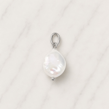 The Charm Bar – Hochwertiger, personalisierbarer Schmuck aus 18K PVD vergoldetem 316L Edelstahl. Wasserfeste Halsketten, Charms und Armbänder für einzigartige Kombinationen – jeder Charm erzählt deine Geschichte. Pearl Charm. Perlen Charm. Summer Charms.