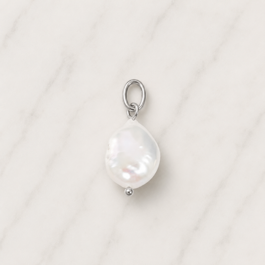 The Charm Bar – Hochwertiger, personalisierbarer Schmuck aus 18K PVD vergoldetem 316L Edelstahl. Wasserfeste Halsketten, Charms und Armbänder für einzigartige Kombinationen – jeder Charm erzählt deine Geschichte. Pearl Charm. Perlen Charm. Summer Charms.