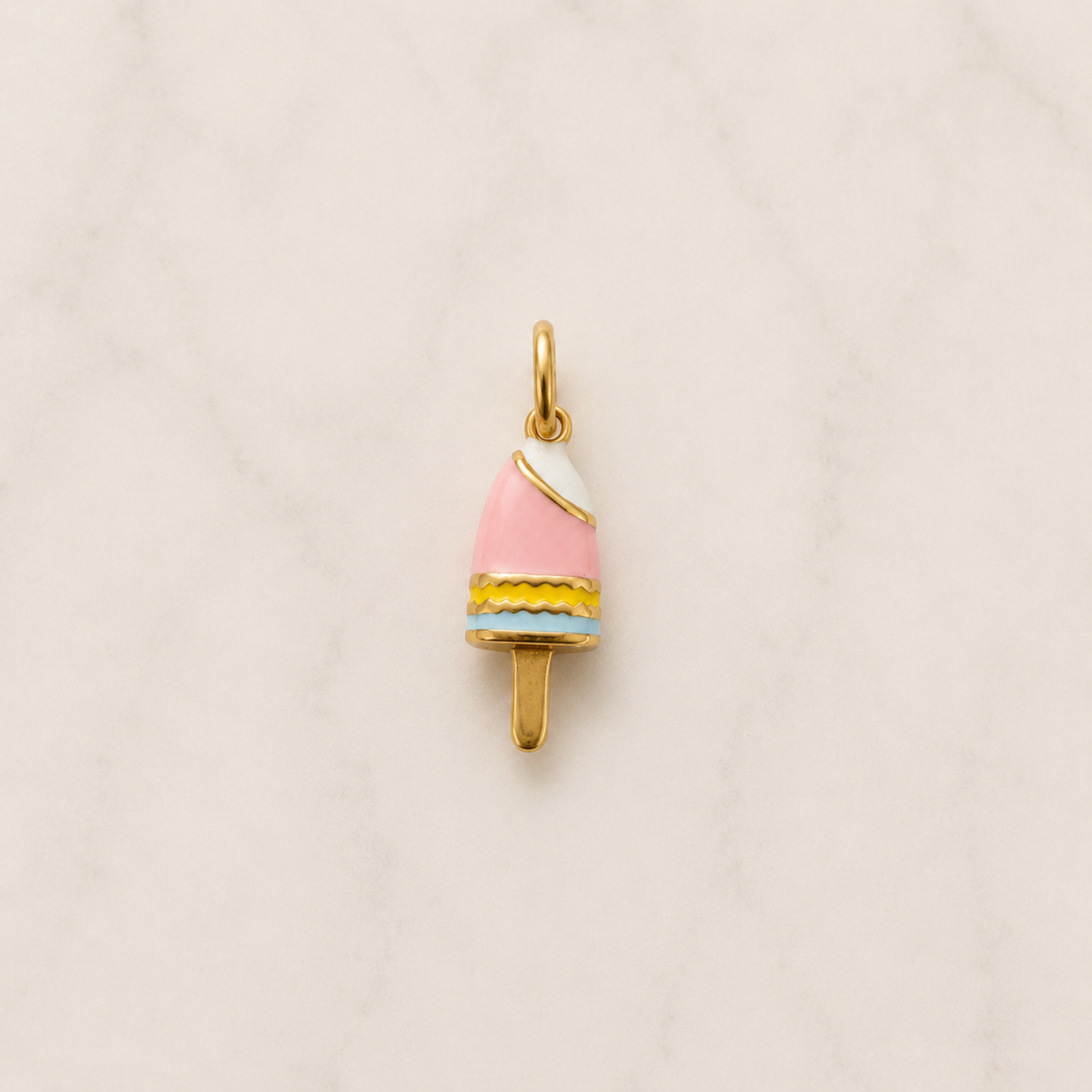 The Charm Bar – Hochwertiger, personalisierbarer Schmuck aus 18K PVD vergoldetem 316L Edelstahl. Wasserfeste Halsketten, Charms und Armbänder für einzigartige Kombinationen – jeder Charm erzählt deine Geschichte. Eis-Charm. Gelato. The Gelato-Charm.