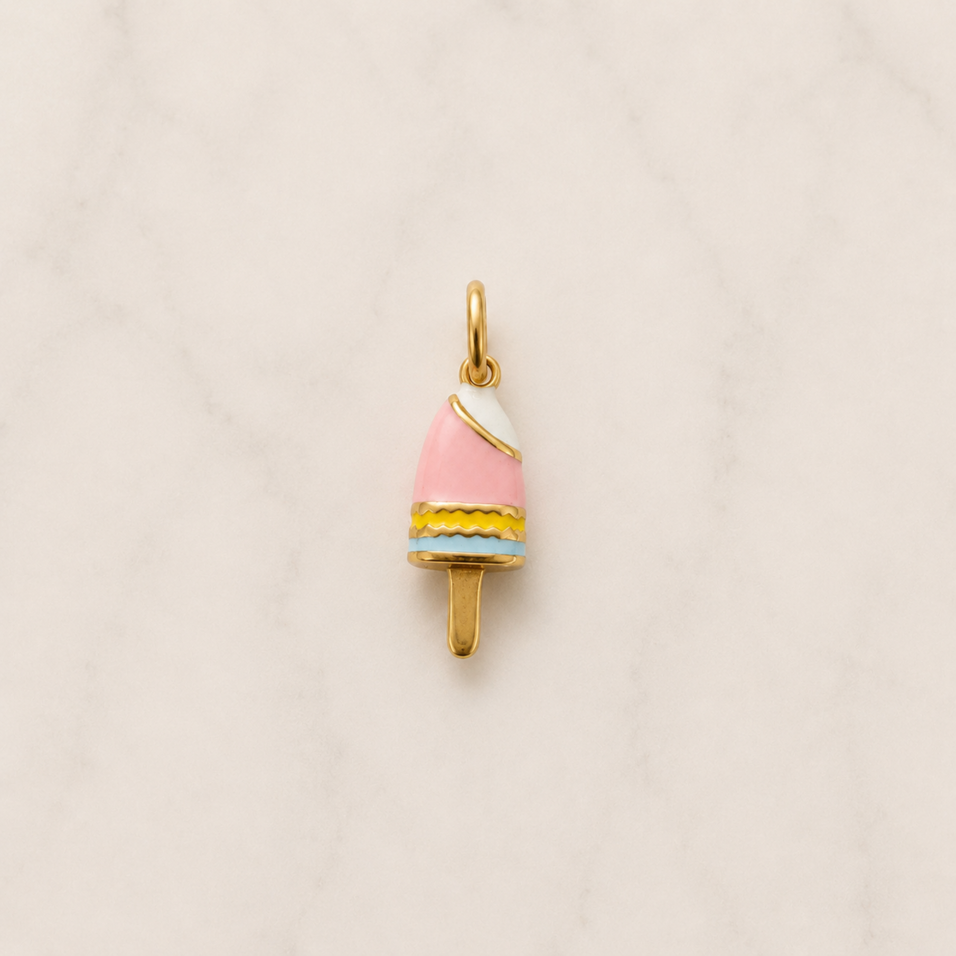 The Charm Bar – Hochwertiger, personalisierbarer Schmuck aus 18K PVD vergoldetem 316L Edelstahl. Wasserfeste Halsketten, Charms und Armbänder für einzigartige Kombinationen – jeder Charm erzählt deine Geschichte. Eis-Charm. Gelato. The Gelato-Charm.