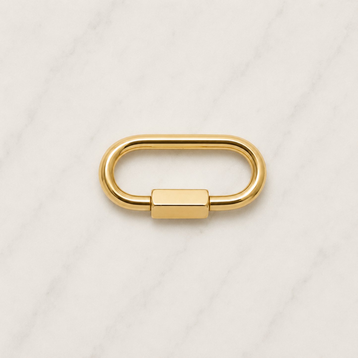 The Charm Bar – Hochwertiger, personalisierbarer Schmuck aus 18K PVD vergoldetem 316L Edelstahl. Wasserfeste Halsketten, Charms und Armbänder für einzigartige Kombinationen – jeder Charm erzählt deine Geschichte. Mini Karabiner. Karabiner Charm. 