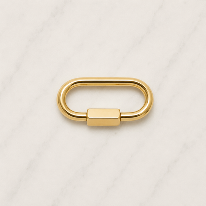 The Charm Bar – Hochwertiger, personalisierbarer Schmuck aus 18K PVD vergoldetem 316L Edelstahl. Wasserfeste Halsketten, Charms und Armbänder für einzigartige Kombinationen – jeder Charm erzählt deine Geschichte. Mini Karabiner. Karabiner Charm. 