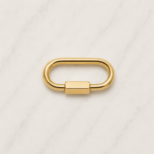 The Charm Bar – Hochwertiger, personalisierbarer Schmuck aus 18K PVD vergoldetem 316L Edelstahl. Wasserfeste Halsketten, Charms und Armbänder für einzigartige Kombinationen – jeder Charm erzählt deine Geschichte. Mini Karabiner. Karabiner Charm. 