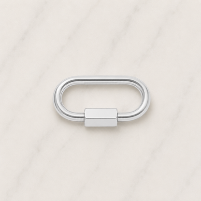 The Charm Bar – Hochwertiger, personalisierbarer Schmuck aus 18K PVD vergoldetem 316L Edelstahl. Wasserfeste Halsketten, Charms und Armbänder für einzigartige Kombinationen – jeder Charm erzählt deine Geschichte. Mini Karabiner. Karabiner Charm. 