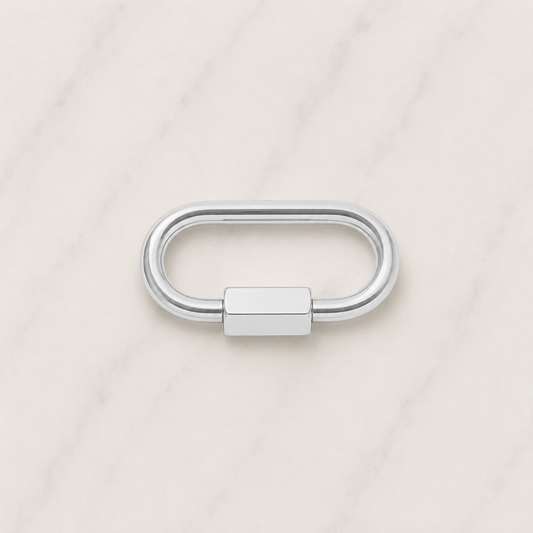 The Charm Bar – Hochwertiger, personalisierbarer Schmuck aus 18K PVD vergoldetem 316L Edelstahl. Wasserfeste Halsketten, Charms und Armbänder für einzigartige Kombinationen – jeder Charm erzählt deine Geschichte. Mini Karabiner. Karabiner Charm. 