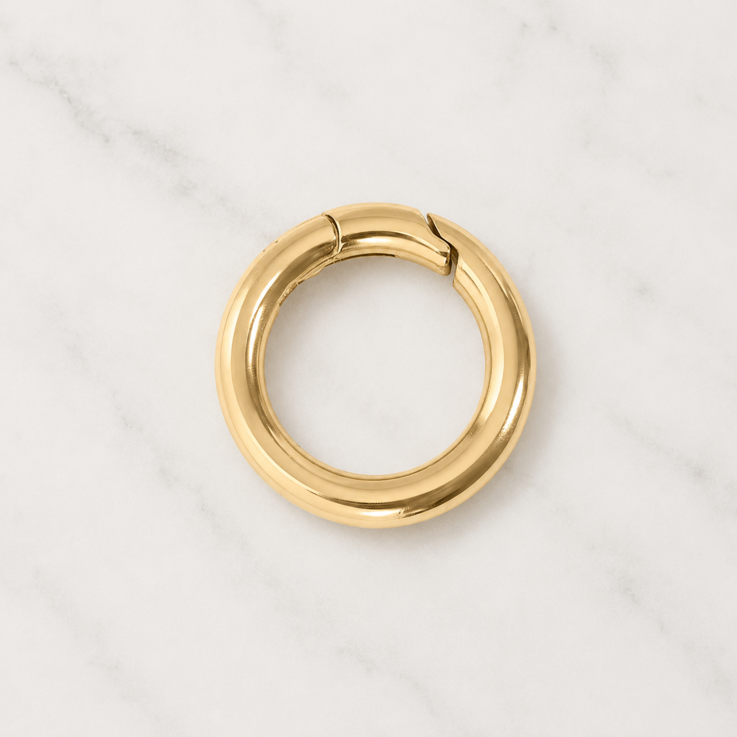 The Charm Bar – Hochwertiger, personalisierbarer Schmuck aus 18K PVD vergoldetem 316L Edelstahl. Wasserfeste Halsketten, Charms und Armbänder für einzigartige Kombinationen – jeder Charm erzählt deine Geschichte. Mini Karabiner. Karabiner Charm. 