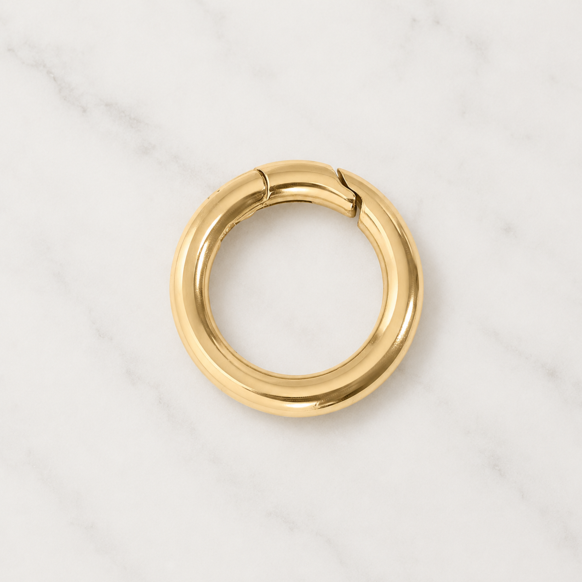 The Charm Bar – Hochwertiger, personalisierbarer Schmuck aus 18K PVD vergoldetem 316L Edelstahl. Wasserfeste Halsketten, Charms und Armbänder für einzigartige Kombinationen – jeder Charm erzählt deine Geschichte. Mini Karabiner. Karabiner Charm. 