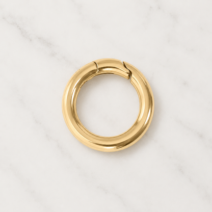 The Charm Bar – Hochwertiger, personalisierbarer Schmuck aus 18K PVD vergoldetem 316L Edelstahl. Wasserfeste Halsketten, Charms und Armbänder für einzigartige Kombinationen – jeder Charm erzählt deine Geschichte. Mini Karabiner. Karabiner Charm. 