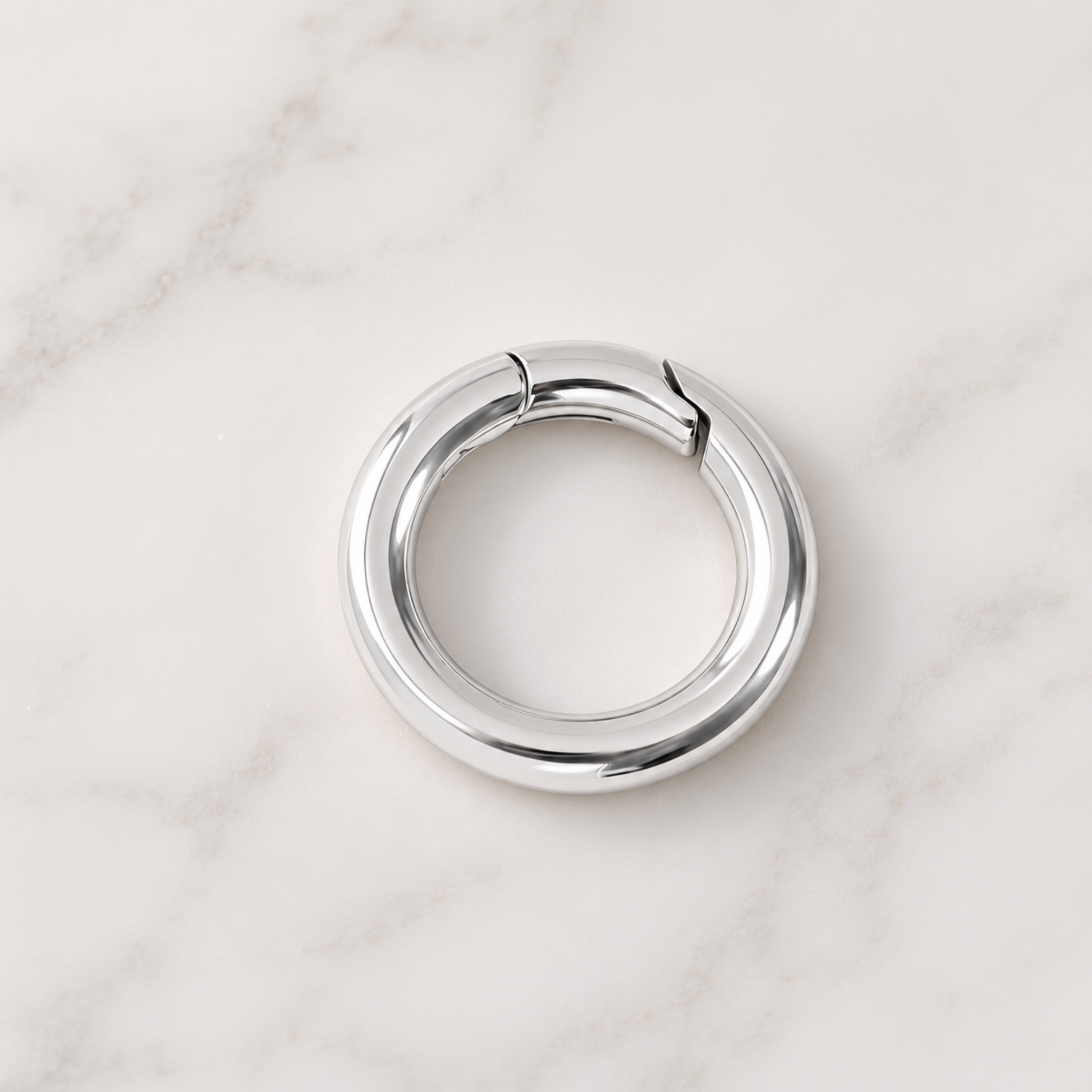 The Charm Bar – Hochwertiger, personalisierbarer Schmuck aus 18K PVD vergoldetem 316L Edelstahl. Wasserfeste Halsketten, Charms und Armbänder für einzigartige Kombinationen – jeder Charm erzählt deine Geschichte. Mini Karabiner. Karabiner Charm. 