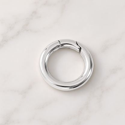 The Charm Bar – Hochwertiger, personalisierbarer Schmuck aus 18K PVD vergoldetem 316L Edelstahl. Wasserfeste Halsketten, Charms und Armbänder für einzigartige Kombinationen – jeder Charm erzählt deine Geschichte. Mini Karabiner. Karabiner Charm. 