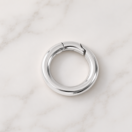 The Charm Bar – Hochwertiger, personalisierbarer Schmuck aus 18K PVD vergoldetem 316L Edelstahl. Wasserfeste Halsketten, Charms und Armbänder für einzigartige Kombinationen – jeder Charm erzählt deine Geschichte. Mini Karabiner. Karabiner Charm. 