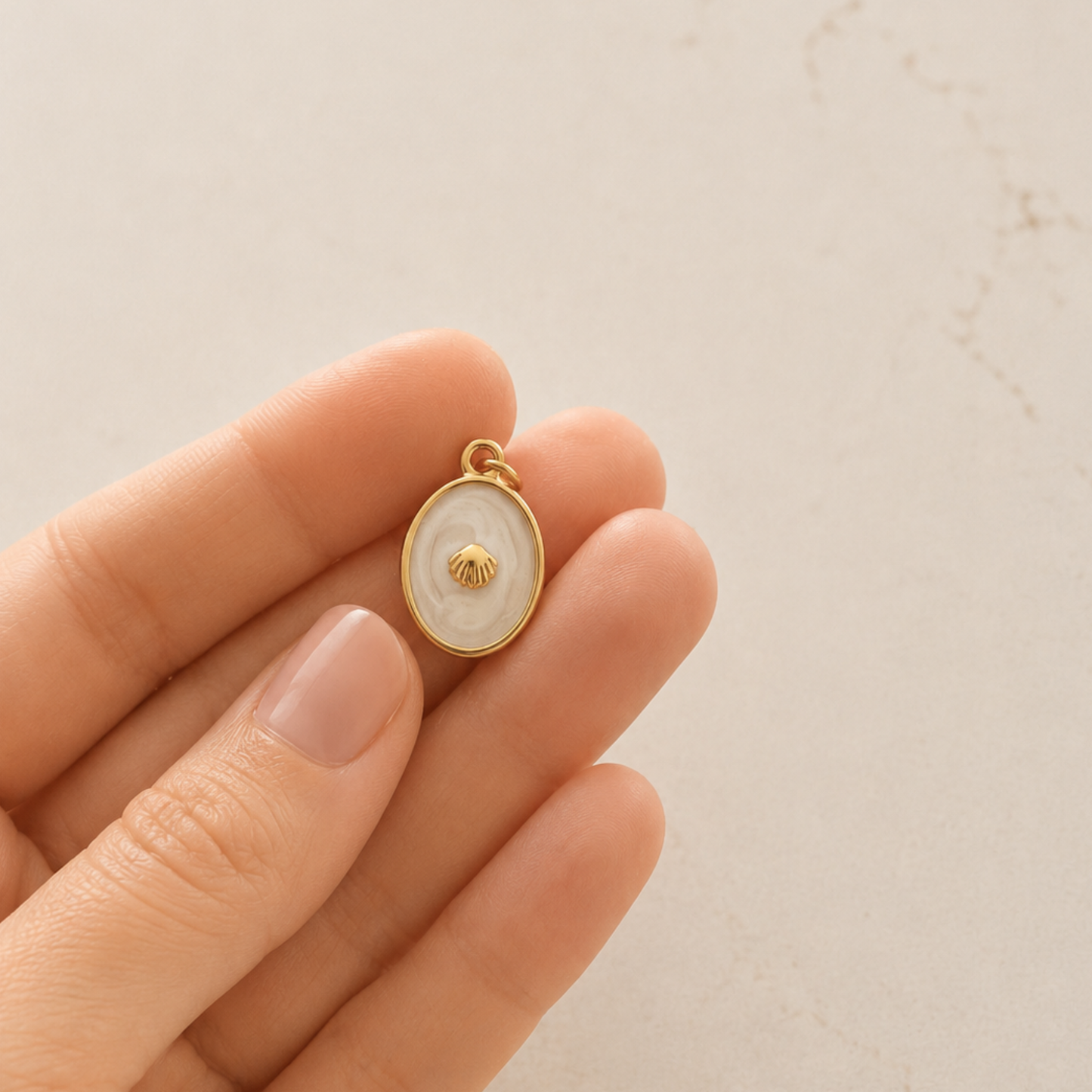 The Charm Bar – Hochwertiger, personalisierbarer Schmuck aus 18K PVD vergoldetem 316L Edelstahl. Wasserfeste Halsketten, Charms und Armbänder für einzigartige Kombinationen – jeder Charm erzählt deine Geschichte. The Seashell-Charm. Muschel-Chart. Summer Charms.