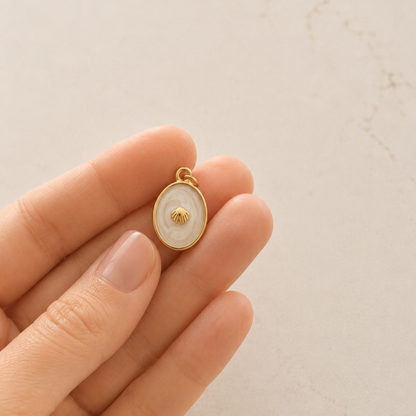 The Charm Bar – Hochwertiger, personalisierbarer Schmuck aus 18K PVD vergoldetem 316L Edelstahl. Wasserfeste Halsketten, Charms und Armbänder für einzigartige Kombinationen – jeder Charm erzählt deine Geschichte. The Seashell-Charm. Muschel-Chart. Summer Charms.