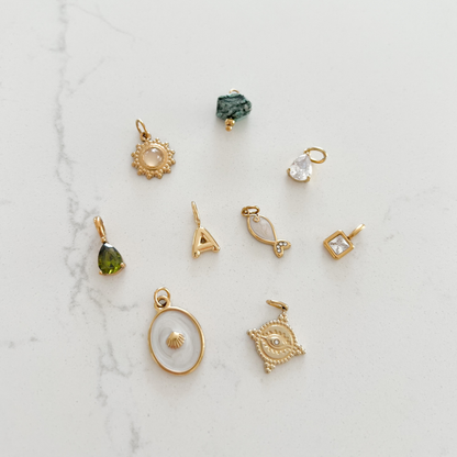 The Charm Bar – Hochwertiger, personalisierbarer Schmuck aus 18K PVD vergoldetem 316L Edelstahl. Wasserfeste Halsketten, Charms und Armbänder für einzigartige Kombinationen – jeder Charm erzählt deine Geschichte. The Seashell-Charm. Muschel-Chart. Summer Charms.