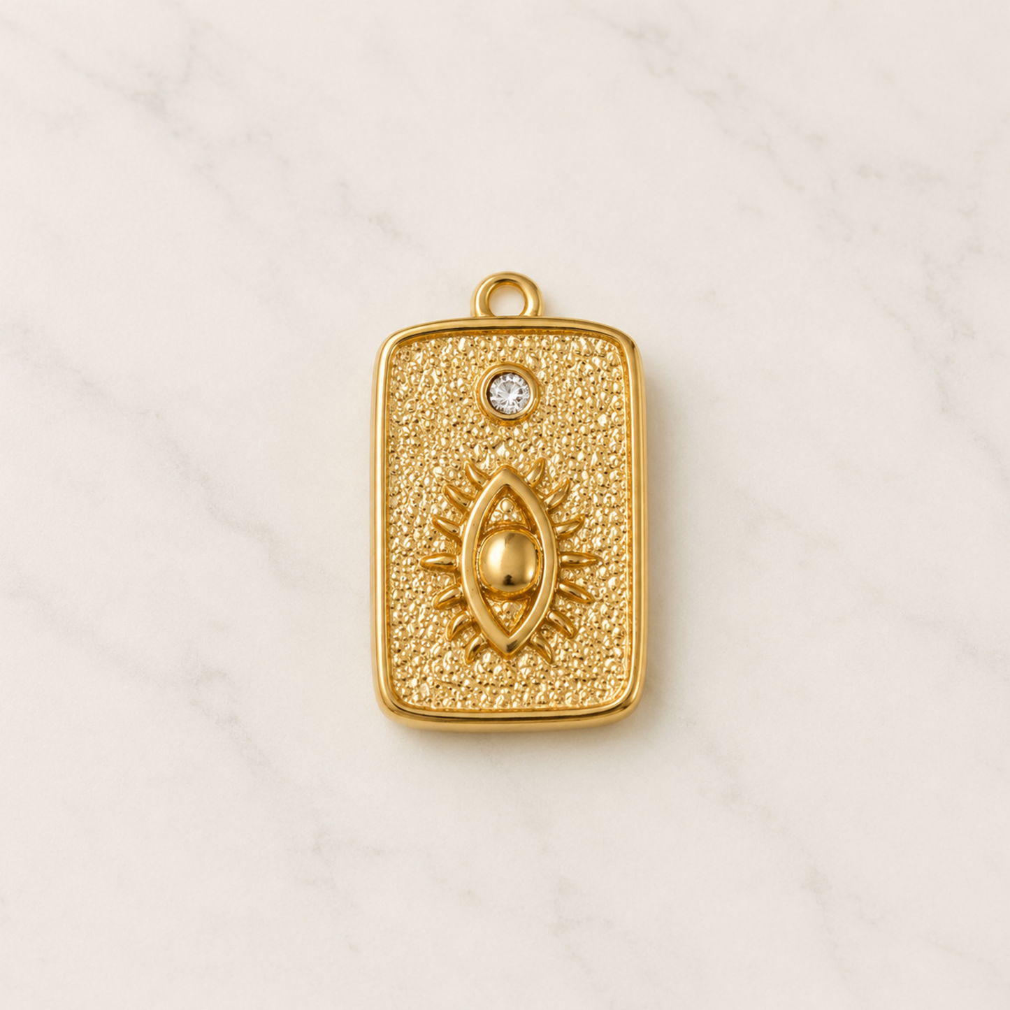 The Charm Bar – Hochwertiger, personalisierbarer Schmuck aus 18K PVD vergoldetem 316L Edelstahl. Wasserfeste Halsketten, Charms und Armbänder für einzigartige Kombinationen – jeder Charm erzählt deine Geschichte. Nazar-Charm. Pandora. Evil eye Charm. 