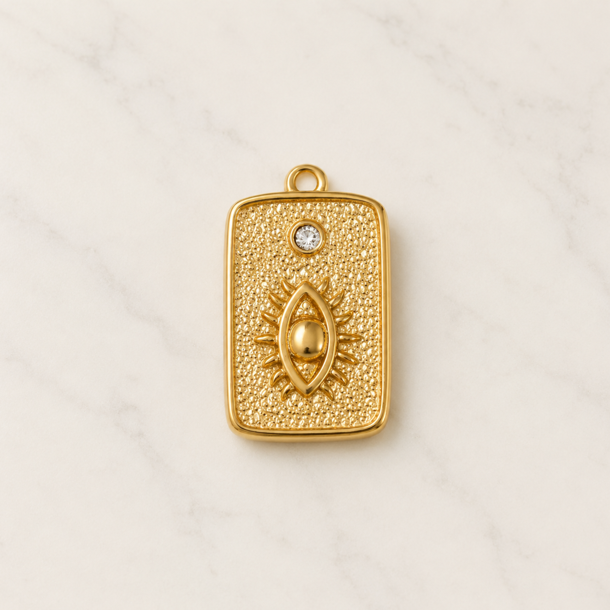 The Charm Bar – Hochwertiger, personalisierbarer Schmuck aus 18K PVD vergoldetem 316L Edelstahl. Wasserfeste Halsketten, Charms und Armbänder für einzigartige Kombinationen – jeder Charm erzählt deine Geschichte. Nazar-Charm. Pandora. Evil eye Charm. 