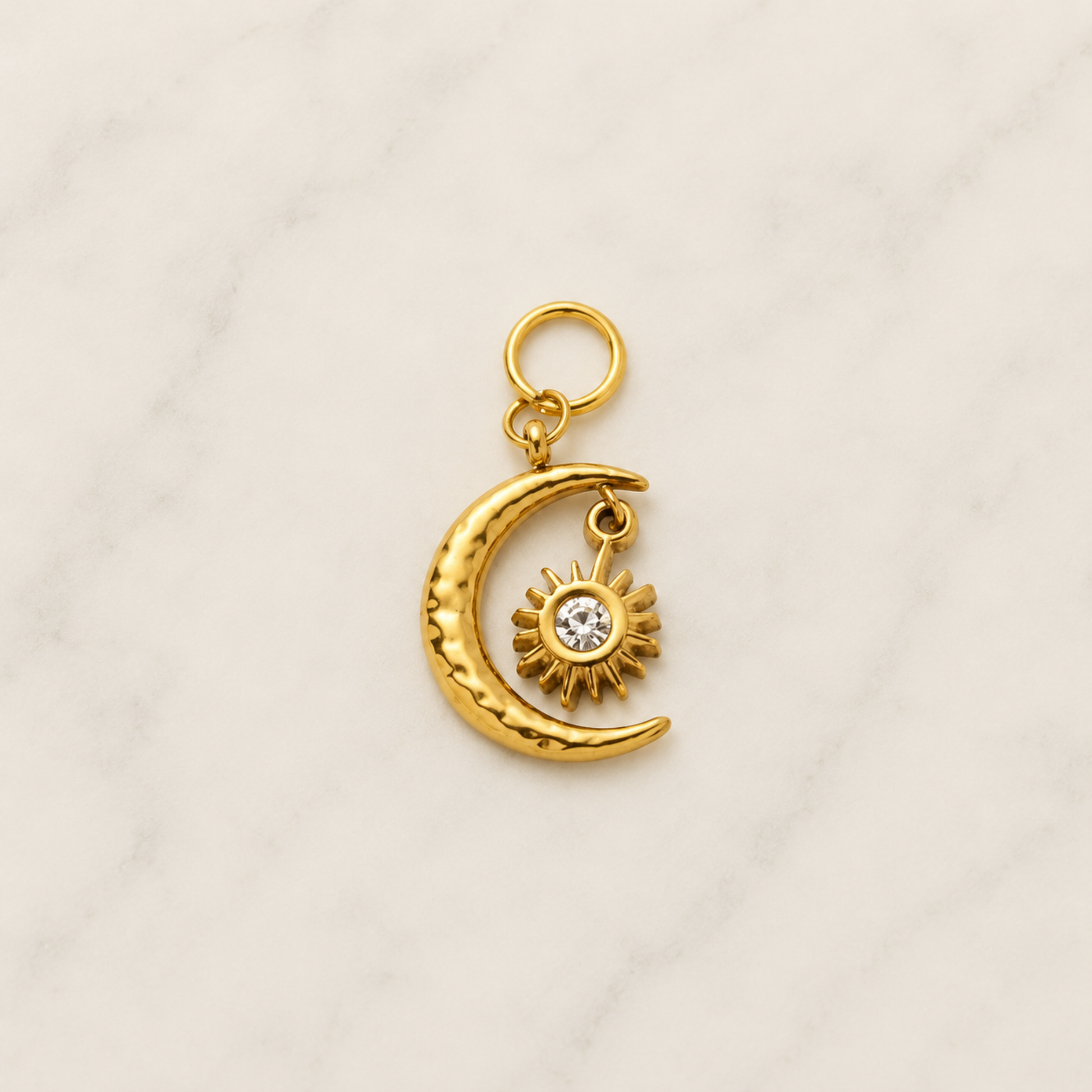 The Charm Bar – Hochwertiger, personalisierbarer Schmuck aus 18K PVD vergoldetem 316L Edelstahl. Wasserfeste Halsketten, Charms und Armbänder für einzigartige Kombinationen – jeder Charm erzählt deine Geschichte. Celestial-Charm. Pandora. Mond-Charm. Stern Charm.